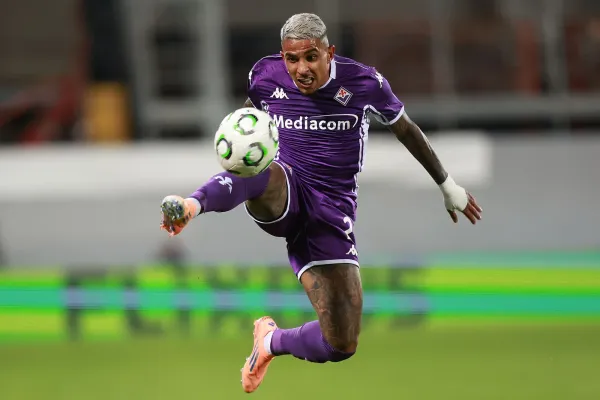 Dodô makes a marvelous leaping touch to bring down a high ball.