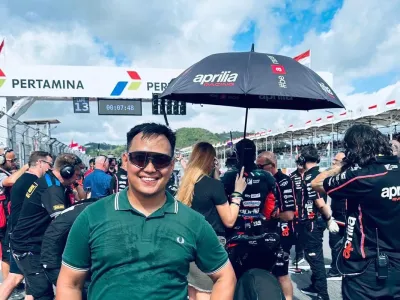 Doni Tata Pradita mantan pembalap saat berada ditengah persiapan MotoGP 2025 di Sirkuit Mandalika Lombok, Nusa Tenggara Barat, Sabtu (4/10/2025) siang.