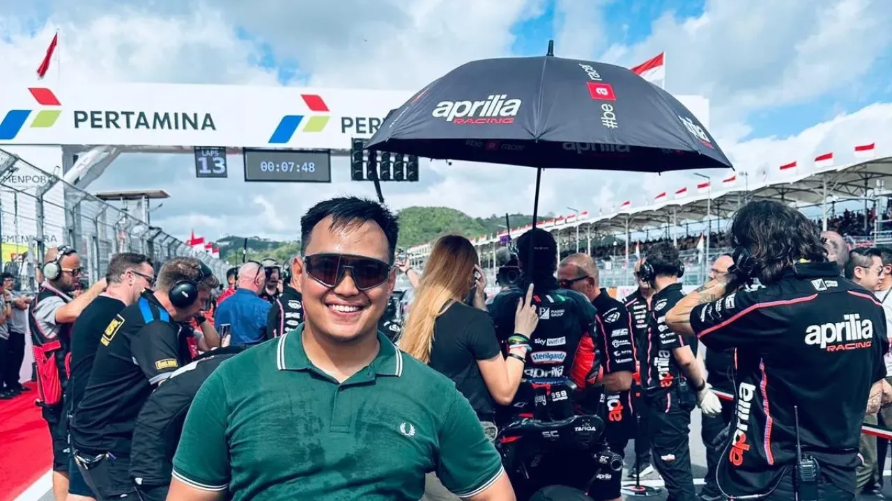 Doni Tata Pradita mantan pembalap saat berada ditengah persiapan MotoGP 2025 di Sirkuit Mandalika Lombok, Nusa Tenggara Barat, Sabtu (4/10/2025) siang.