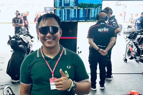 Doni Tata Pradita mantan pembalap saat berada paddock persiapan MotoGP 2025 di Sirkuit Mandalika Lombok, Nusa Tenggara Barat, Sabtu (4/10/2025) siang.