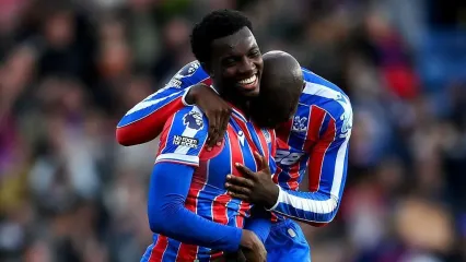 Eddie Nketiah celebrates scoring his team&#39;s second goal with teammate Jean-Philippe Mateta 