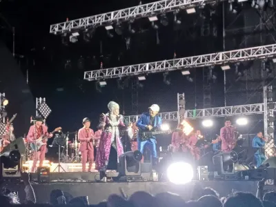 Elvy Sukaesih dan Tokyo Ska Paradise Orchestra di hari terakhir Synchronize Fest yang digelar di Gambir Expo, Kemayoran, Jakarta Pusat, Minggu (5/10/2025).