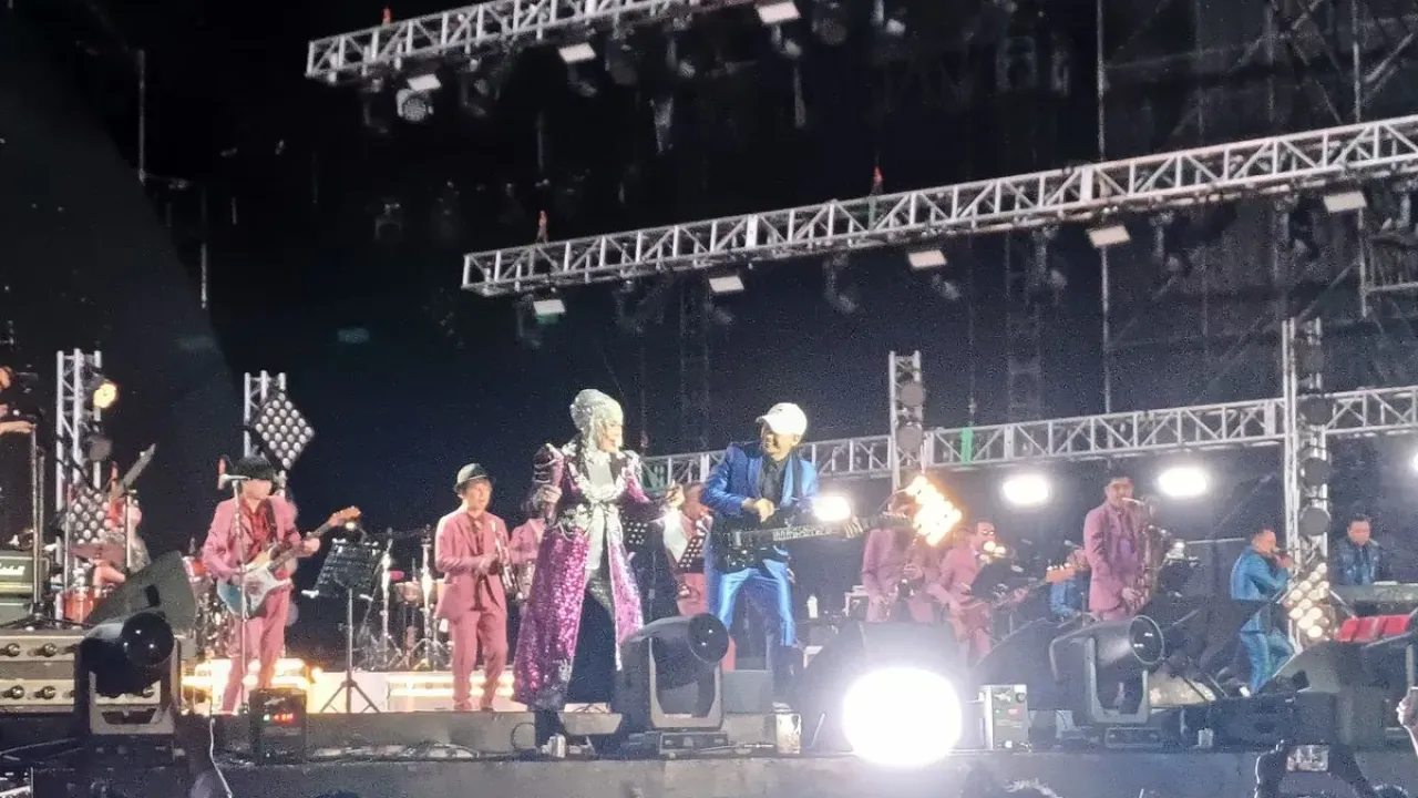 Elvy Sukaesih dan Tokyo Ska Paradise Orchestra di hari terakhir Synchronize Fest yang digelar di Gambir Expo, Kemayoran, Jakarta Pusat, Minggu (5/10/2025).