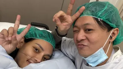 Erika Carlina (kiri) bersama DJ Bravy (kanan) sebelum melahirkan pada Jumat (1/8/2025).