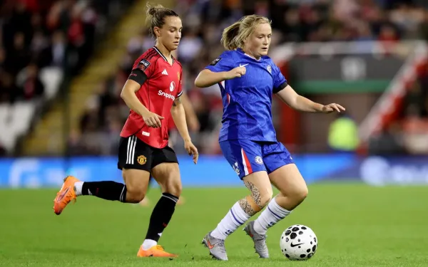 Erin Cuthbert of Chelsea is challenged by Julia Zigiotti Olme (in armband) of Manchester United