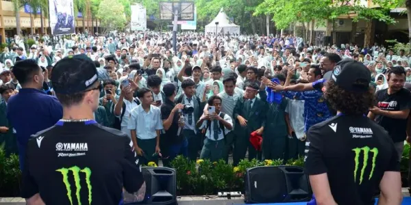Fabio Quartararo (kiri) dan Alex Rins (kanan) saat menemui ratusan pelajar di SMA Negeri 2 Mataram di sela-sela kesibukan MotoGP Mandalika 2025.