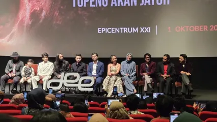 Filmakers dan cast film Jembatan Shiratal Mustaqim menghadiri konferensi pers di kawasan Rasuna Said, Rabu (1/10/2025)