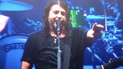 Foo Fighters saat konser di Carnaval Ancol, Jakarta Utara. Kamis (2/10/2025). 