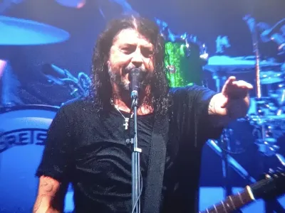 Foo Fighters saat konser di Carnaval Ancol, Jakarta Utara. Kamis (2/10/2025). 