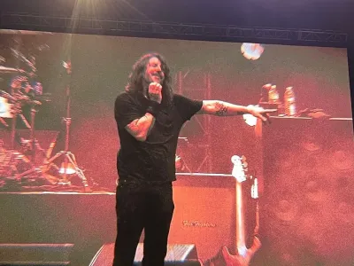 Foo Fighters saat konser yang digelar di Carnaval Ancol, Jakarta Utara, Kamis (2/10/2025).