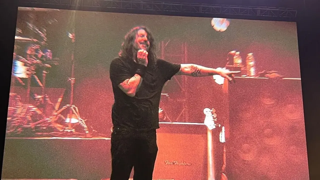Foo Fighters saat konser yang digelar di Carnaval Ancol, Jakarta Utara, Kamis (2/10/2025).