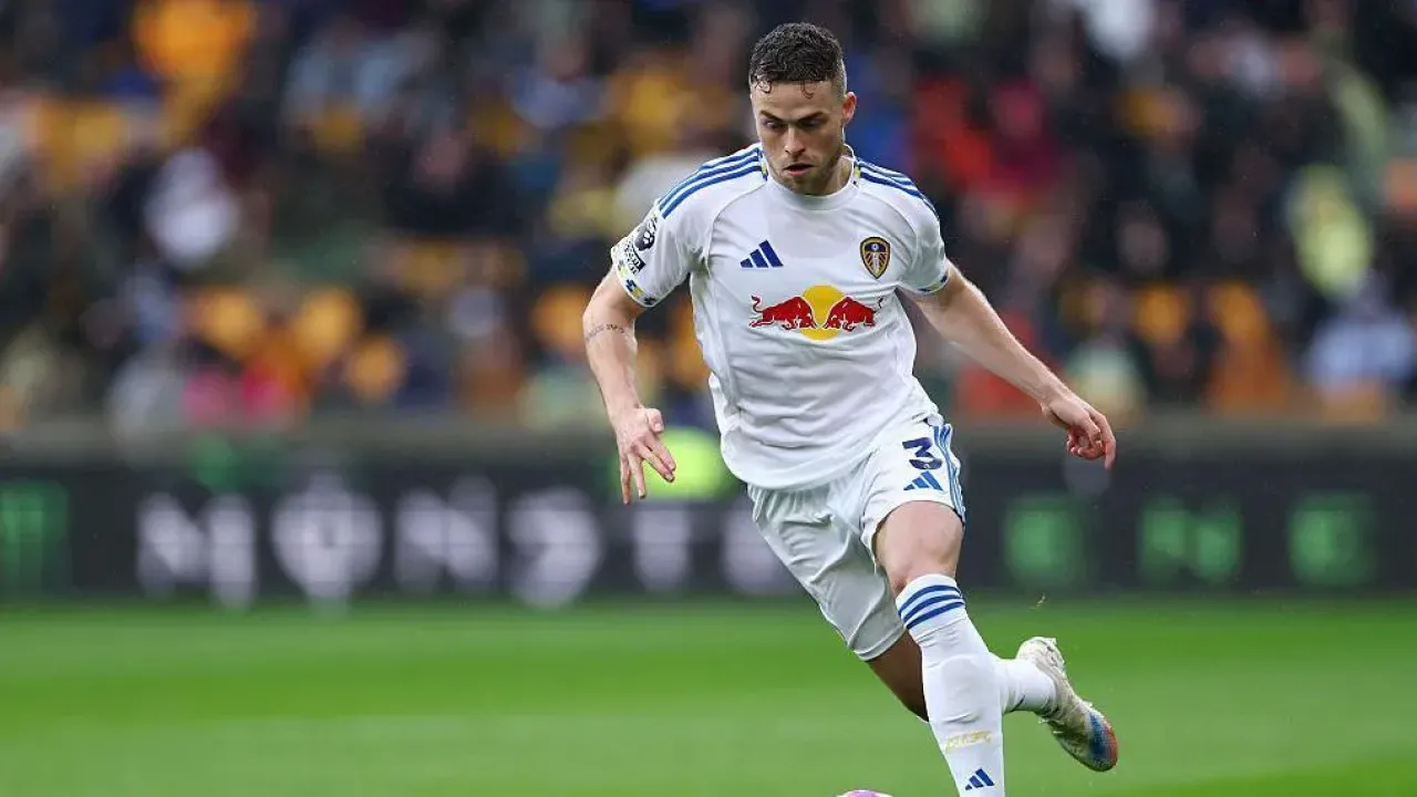 Gabriel Gudmundsson runs with the ball