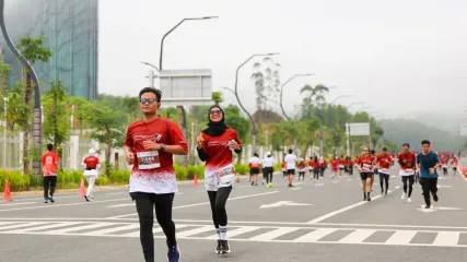 Geliat para peserta Swissôtel Nusantara Anniversay Run 2025 dalam mengarungi rute sejauh 8 km di Kawasan Inti Pusat Pemerintahan (KIPP) IKN, Nusantara.
