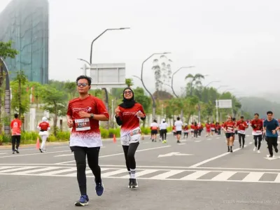 Geliat para peserta Swissôtel Nusantara Anniversay Run 2025 dalam mengarungi rute sejauh 8 km di Kawasan Inti Pusat Pemerintahan (KIPP) IKN, Nusantara.
