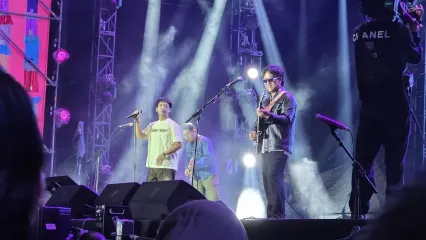 Grup musik D'Masiv saat tampil di Synchronize Fest 2025, Jumat (4/10/2025)