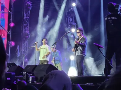 Grup musik D'Masiv saat tampil di Synchronize Fest 2025, Jumat (4/10/2025)