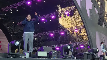 Grup musik HIVI! menjadi penampilan pembuka di Dynamic Stage Synchronize Fest 2025, Jumat (3/10/2025)