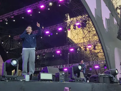 Grup musik HIVI! menjadi penampilan pembuka di Dynamic Stage Synchronize Fest 2025, Jumat (3/10/2025)