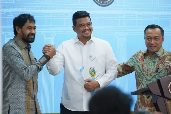Gubernur Sumut Bobby Nasution, Gubernur Aceh, dan Mensesneg saat konferensi pers di Kantor Presiden, Selasa (17/6/2025).
