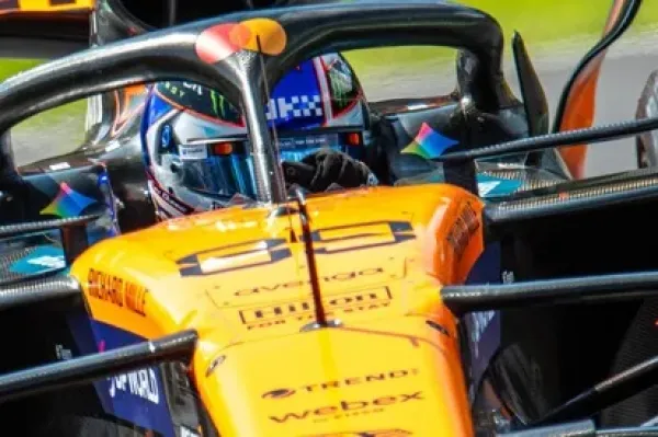Hadjar Tampilkan Kecepatan Kilat di GP Singapura, Mirip Verstappen (3)