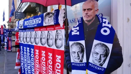 Jose Mourinho was welcomed back warmly by the Chelsea fans (Bradley Collyer/PA Wire)