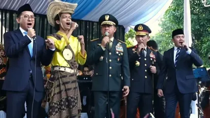 Kapolri, Panglima TNI, hingga Fadli Zon bernyanyi bersama usai upacara Hari Kesaktian Pancasila di Lubang Buaya, Jakarta Timur, Rabu (1/10/2025). 