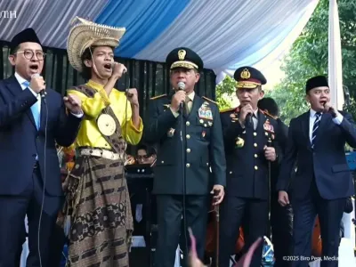 Kapolri, Panglima TNI, hingga Fadli Zon bernyanyi bersama usai upacara Hari Kesaktian Pancasila di Lubang Buaya, Jakarta Timur, Rabu (1/10/2025). 
