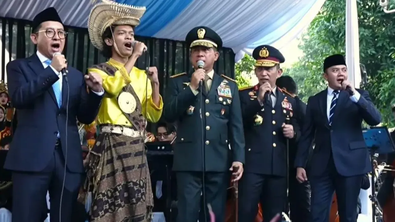 Kapolri, Panglima TNI, hingga Fadli Zon bernyanyi bersama usai upacara Hari Kesaktian Pancasila di Lubang Buaya, Jakarta Timur, Rabu (1/10/2025). 