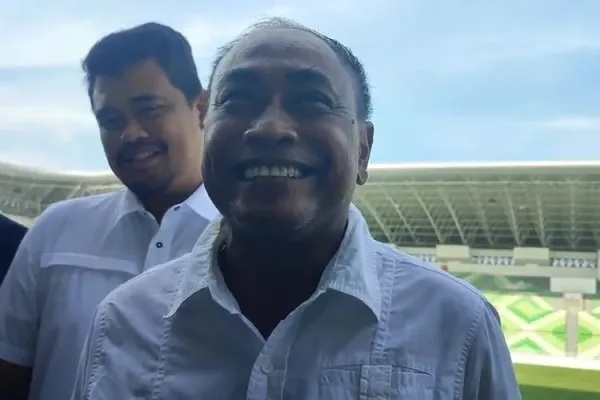  Kas Hartadi pelatih PSMS yang baru, saat menjawab pertanyaan wartawan di Stadion Utama, Sumut, Minggu (27/7/2025)