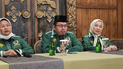 Ketua Mahkamah Partai Persatuan Pembangunan (PPP) Ade Irfan Pulungan dalam konferensi pers di Plataran Dharmawangsa, Jakarta, Rabu (1/10/2025).