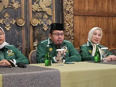 Ketua Mahkamah Partai Persatuan Pembangunan (PPP) Ade Irfan Pulungan dalam konferensi pers di Plataran Dharmawangsa, Jakarta, Rabu (1/10/2025).