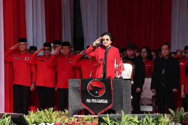 Ketua Umum PDI-P, Megawati Soekarnoputri menjadi inspektur upacara HUT RI di Sekolah Partai, Lenteng Agung, Jakarta Selatan, Minggu (17/8/2025). 