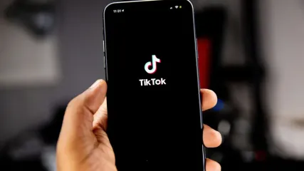 Komdigi bekukan sementara izin TikTok.