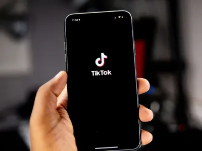 Komdigi bekukan sementara izin TikTok.