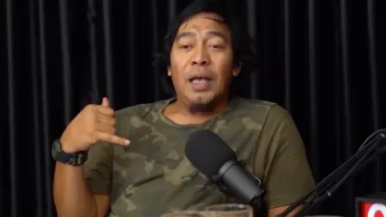 Komedian Komeng menjadi tamu kanal YouTube Gofar Hilman.