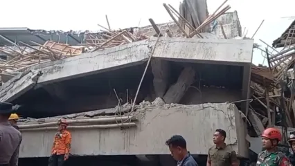 Kondisi reruntuhan bangunan musala di Ponpes Al Khoziny Sidoarjo, Selasa (30/9/2025)