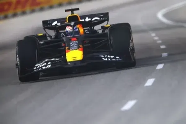 Lewis Hamilton Lepas dari Penalti Skor Red Flag di GP Singapura (1)