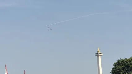 Lima pesawat TNI AU dari Jupiter Aerobatic Team (JAT) melakukan atraksi udara untuk menyambut perayaan HUT ke-80 TNI di Monas, Jakarta, Minggu (5/10/2025).