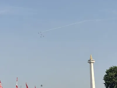 Lima pesawat TNI AU dari Jupiter Aerobatic Team (JAT) melakukan atraksi udara untuk menyambut perayaan HUT ke-80 TNI di Monas, Jakarta, Minggu (5/10/2025).