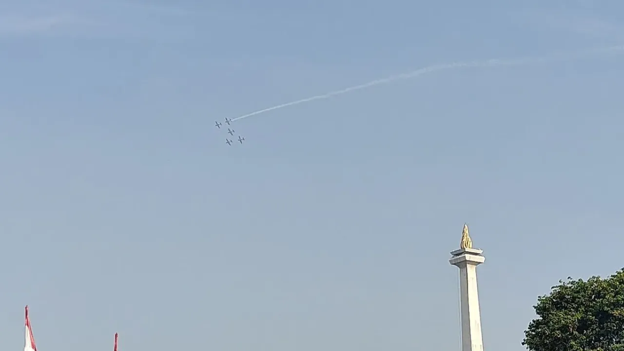 Lima pesawat TNI AU dari Jupiter Aerobatic Team (JAT) melakukan atraksi udara untuk menyambut perayaan HUT ke-80 TNI di Monas, Jakarta, Minggu (5/10/2025).