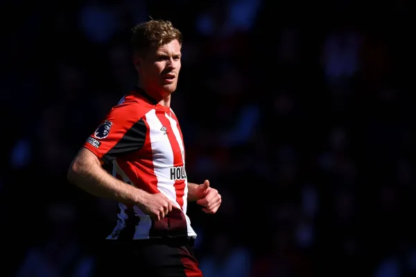 Liverpool Perketat Pertahanan, Duel Sengit Guehi dan Collins</title> (2)