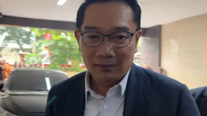 Mantan Gubernur Jawa Barat Ridwan Kamil (RK) tiba di gedung Bareskrim Polri pada Kamis (28/8/2025)