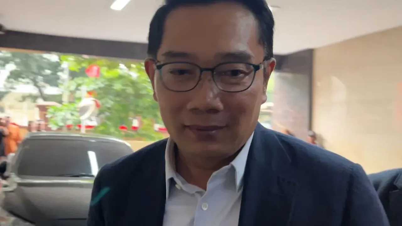 Mantan Gubernur Jawa Barat Ridwan Kamil (RK) tiba di gedung Bareskrim Polri pada Kamis (28/8/2025)