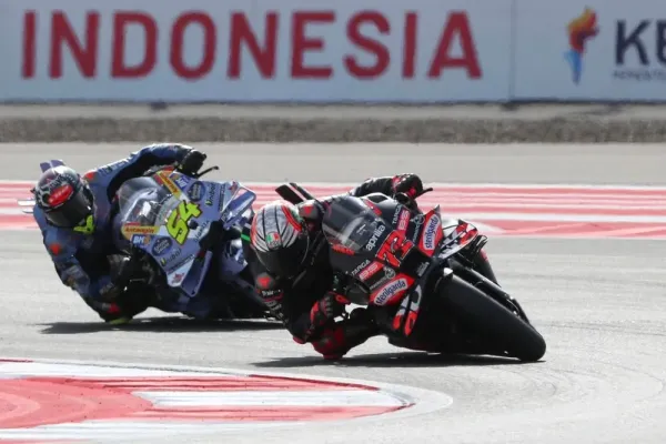 Marco Bezzecchi cleared Fermin Aldeguer on the last lap