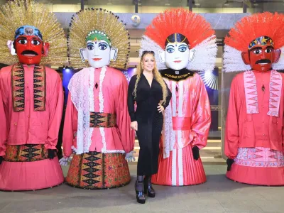 Mariah Carey tiba di Jakarta dan disambut ondel-ondel pada hari Kamis, (2/10/2025).