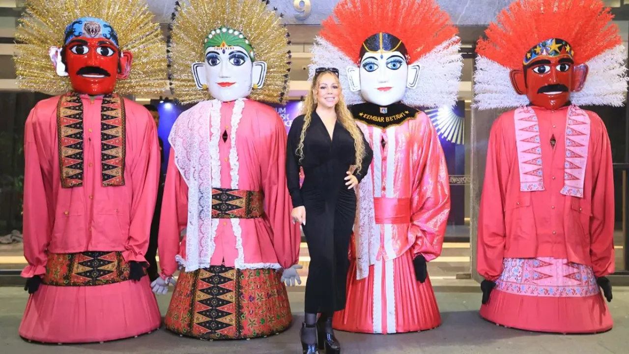 Mariah Carey tiba di Jakarta dan disambut ondel-ondel pada hari Kamis, (2/10/2025).
