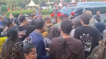 Masyarakat tumpah ruah berebut kupon doorprize HUT ke-80 TNI di depan pintu Timur, Monas, Jakarta Pusat, Minggu (5/10/2025) pagi.