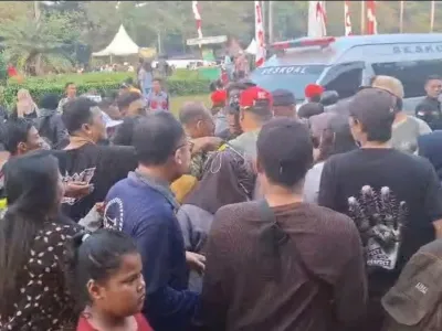 Masyarakat tumpah ruah berebut kupon doorprize HUT ke-80 TNI di depan pintu Timur, Monas, Jakarta Pusat, Minggu (5/10/2025) pagi.