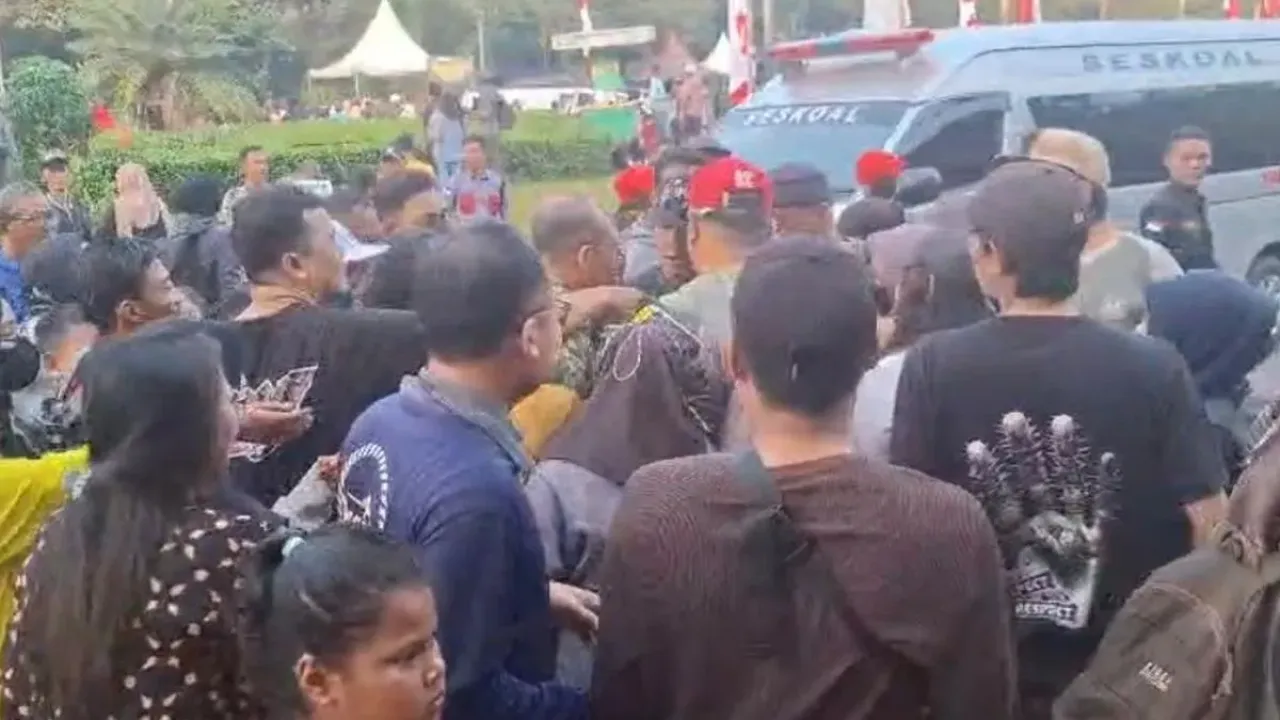 Masyarakat tumpah ruah berebut kupon doorprize HUT ke-80 TNI di depan pintu Timur, Monas, Jakarta Pusat, Minggu (5/10/2025) pagi.