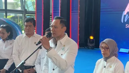 Menko Infrastruktur dan Pembangunan Kewilayahan Agus Harimurti Yudhoyono (AHY) di Bandara Soetta, Tangerang, Rabu (1/10/2025).